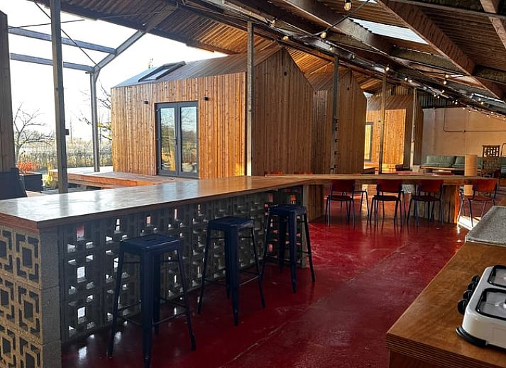 Schlafzimmer im Ferienhaus in Rijssen, Twente, mit grossem Fenster mit Blick auf die Natur von Overijssel.