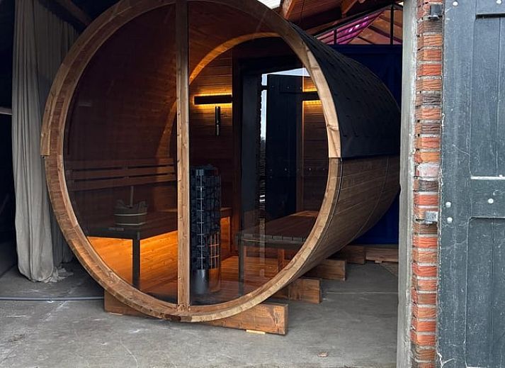 Schlafzimmer im Ferienhaus in Rijssen, Twente, mit grossem Fenster mit Blick auf die Natur von Overijssel.