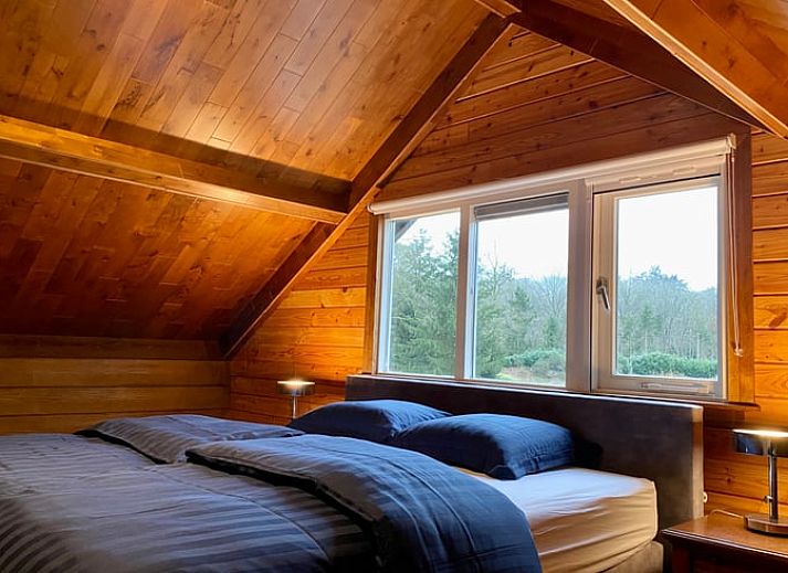 Rustieke tuin met bankje bij Vakantiehuis in Ambt Delden, omgeven door natuur in Twente.