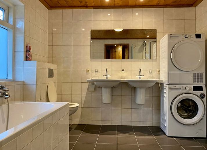 Rustieke tuin met bankje bij Vakantiehuis in Ambt Delden, omgeven door natuur in Twente.