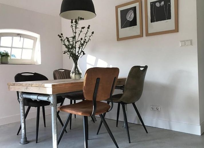 Gemuetliches Schlafzimmer im Ferienhaus in Ambt Delden, Twente, mit einem bequemen Bett und natuerlichem Licht, ideal fuer einen entspannten Aufenthalt.