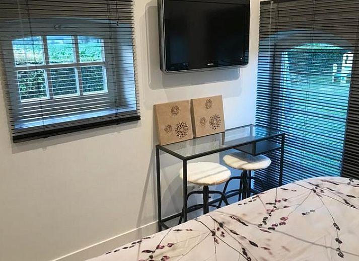 Gemuetliches Schlafzimmer im Ferienhaus in Ambt Delden, Twente, mit einem bequemen Bett und natuerlichem Licht, ideal fuer einen entspannten Aufenthalt.