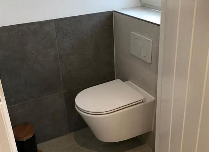 Gemuetliches Schlafzimmer im Ferienhaus in Ambt Delden, Twente, mit einem bequemen Bett und natuerlichem Licht, ideal fuer einen entspannten Aufenthalt.