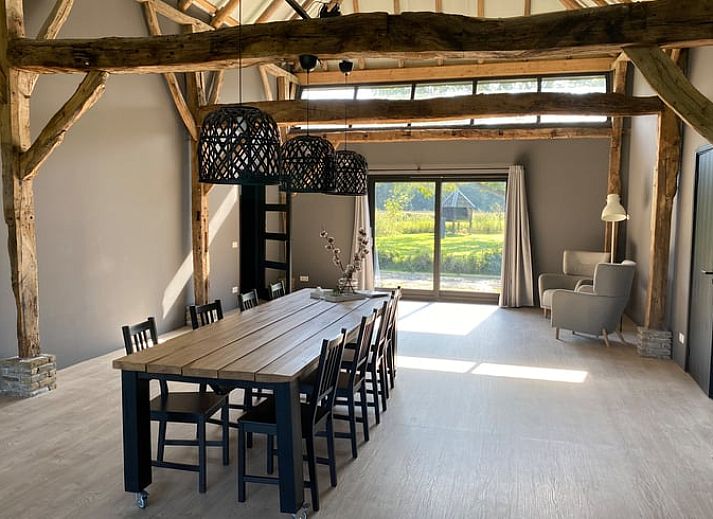 Vakantiehuisje in Ambt Delden, Twente met uitzicht op groene velden en bosrijke omgeving in Overijssel.