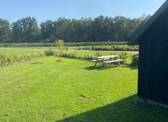 Ruime eetkamer in Vakantiehuisje Ambt Delden, Twente met rustieke houten balken en veel natuurlijk licht.