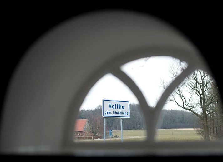Intiem zitgedeelte op het terras van Huisje in Rossum in Twente, Overijssel.