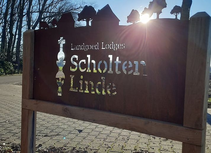 Relax in the bath of Huisje in Rossum, vacation home in Twente, Overijssel, with luxurious bathtub and magazine.