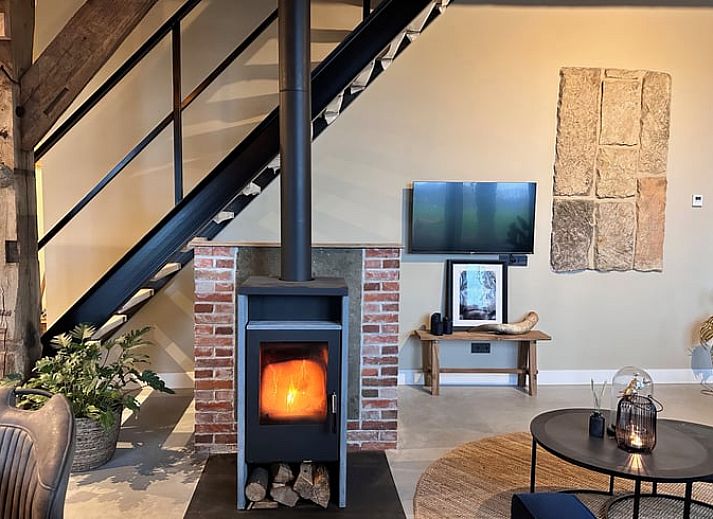 Relax in the bath of Huisje in Rossum, vacation home in Twente, Overijssel, with luxurious bathtub and magazine.