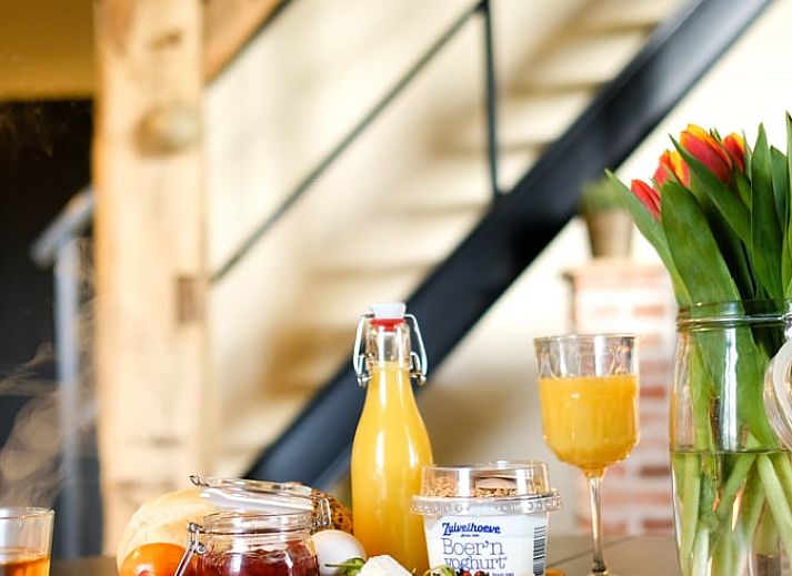 Relax in the bath of Huisje in Rossum, vacation home in Twente, Overijssel, with luxurious bathtub and magazine.