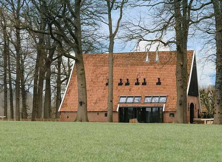 Relax in the bath of Huisje in Rossum, vacation home in Twente, Overijssel, with luxurious bathtub and magazine.