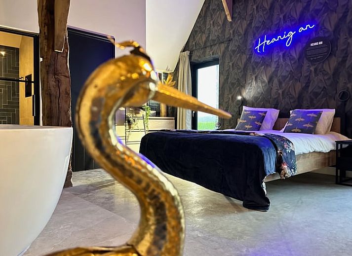 Relax in the bath of Huisje in Rossum, vacation home in Twente, Overijssel, with luxurious bathtub and magazine.