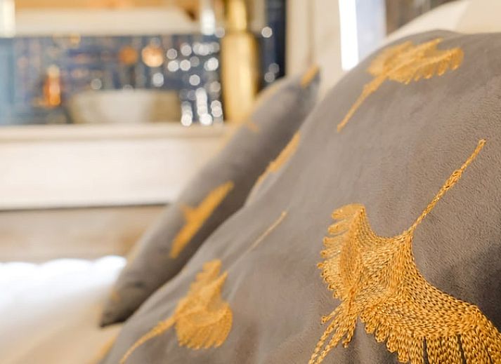 Exterior view of Cottage in Rossum, vacation home in Twente, Overijssel, surrounded by flowers and trees.