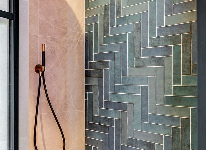 Entrance to Cottage in Rossum, vacation home in Twente, Overijssel, with welcome sign and green surroundings.