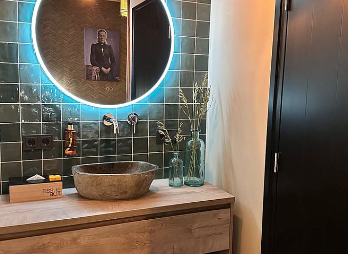 Luxurioeses Schlafzimmer im Ferienhaus in Rossum, Twente, mit bequemem Doppelbett und stilvoller Einrichtung.