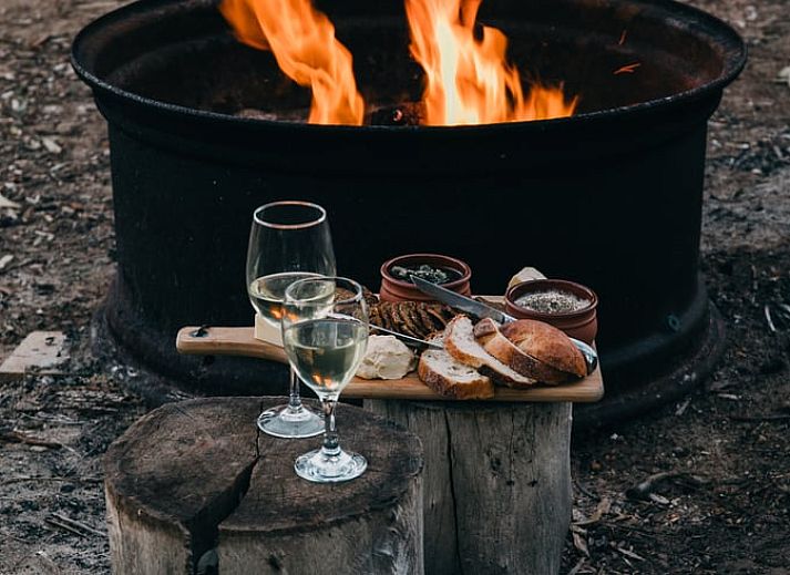 Entspannen Sie sich im Bad des Ferienhauses in Rossum, Twente, bei einer Tasse Tee und stimmungsvollem Ambiente.