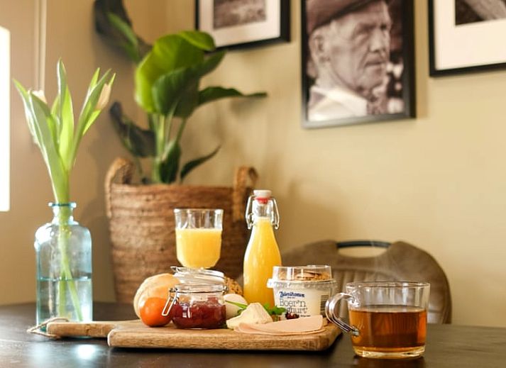 Entspannen Sie sich im Bad des Ferienhauses in Rossum, Twente, bei einer Tasse Tee und stimmungsvollem Ambiente.