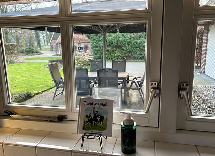 Rustikaler Garten im Huisje in Rossum, Ferienhaus in Twente, Overijssel, umgeben von Natur und rustikalem Obstgarten.