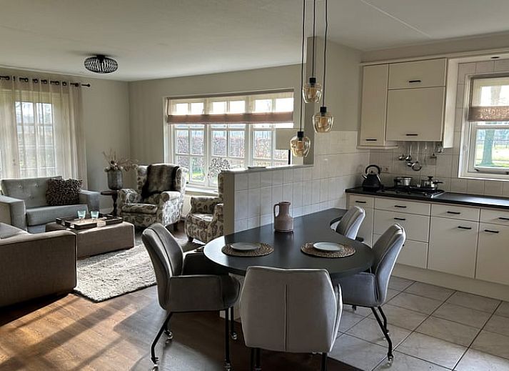 Rustikaler Garten im Huisje in Rossum, Ferienhaus in Twente, Overijssel, umgeben von Natur und rustikalem Obstgarten.