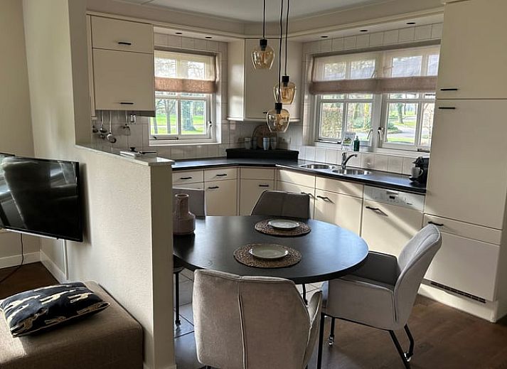 Rustikaler Garten im Huisje in Rossum, Ferienhaus in Twente, Overijssel, umgeben von Natur und rustikalem Obstgarten.