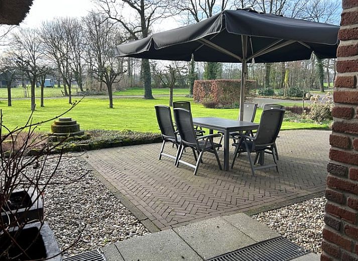 Gemuetliches Schlafzimmer in Cottage in Rossum, Ferienhaus in Twente, Overijssel, mit Blick auf die gruene Natur durch ein grosses Fenster.
