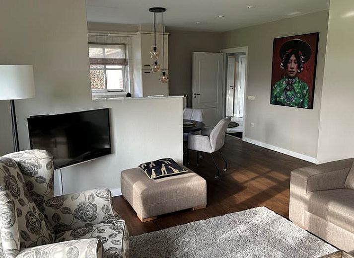 Gemuetliches Schlafzimmer in Cottage in Rossum, Ferienhaus in Twente, Overijssel, mit Blick auf die gruene Natur durch ein grosses Fenster.