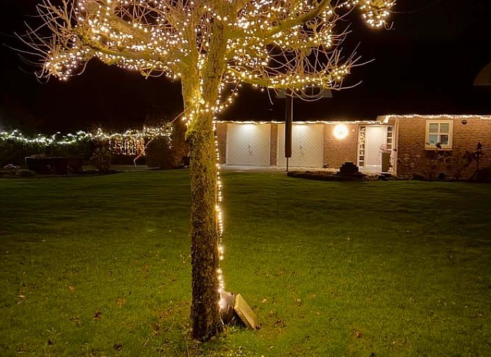 Gemuetliches Schlafzimmer im Huisje in Rossum, Ferienhaus in Twente, Overijssel, mit bequemen Betten und stimmungsvollem Licht.