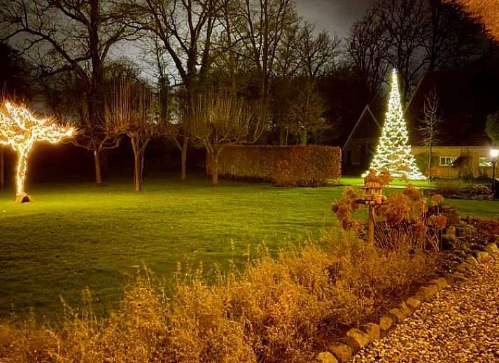Gemuetliches Schlafzimmer im Huisje in Rossum, Ferienhaus in Twente, Overijssel, mit bequemen Betten und stimmungsvollem Licht.