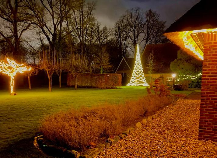 Gemuetliches Schlafzimmer im Huisje in Rossum, Ferienhaus in Twente, Overijssel, mit bequemen Betten und stimmungsvollem Licht.