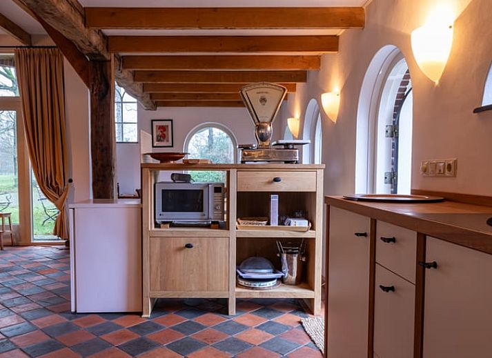 Charming cottage in Hengelo, Twente, with thatched roof and green garden, ideal for relaxation in Overijssel.