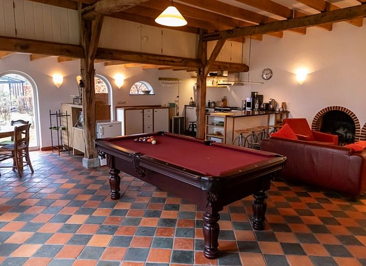 Modern kitchen in cottage Hengelo, Twente, with wooden beams and complete amenities in Overijssel.