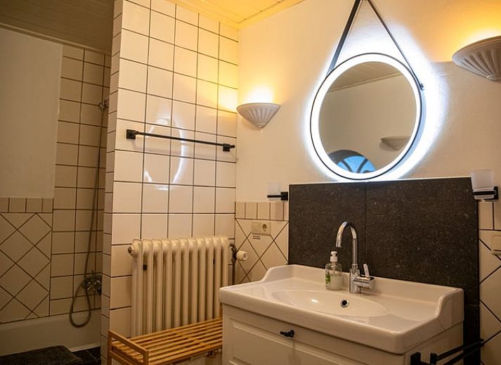 Modern kitchen in cottage Hengelo, Twente, with wooden beams and complete amenities in Overijssel.