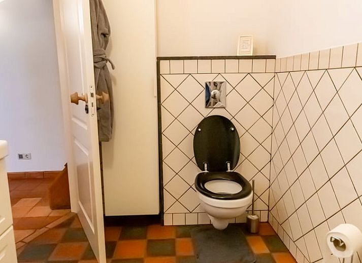 Modern kitchen in cottage Hengelo, Twente, with wooden beams and complete amenities in Overijssel.