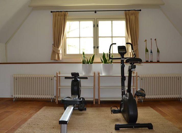 Spacious living room with pool table in cottage Hengelo, Twente, perfect for relaxation in Overijssel.