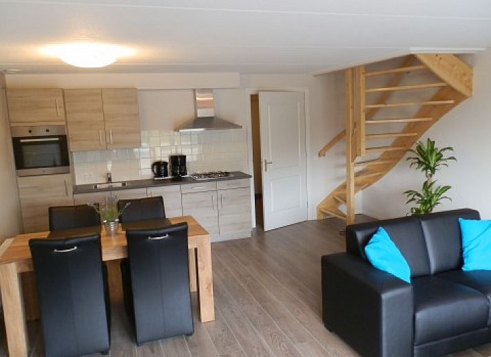 Gemuetliches Wohnzimmer der Farm Apartments 't Katreel in Haaksbergen, Twente. Gemuetliche Sitzecke in einem Ferienhaus.