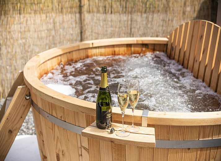 Design Farmers Barn Twente Ferienhaus in Haaksbergen mit grosser Terrasse und gruener Umgebung in Overijssel.