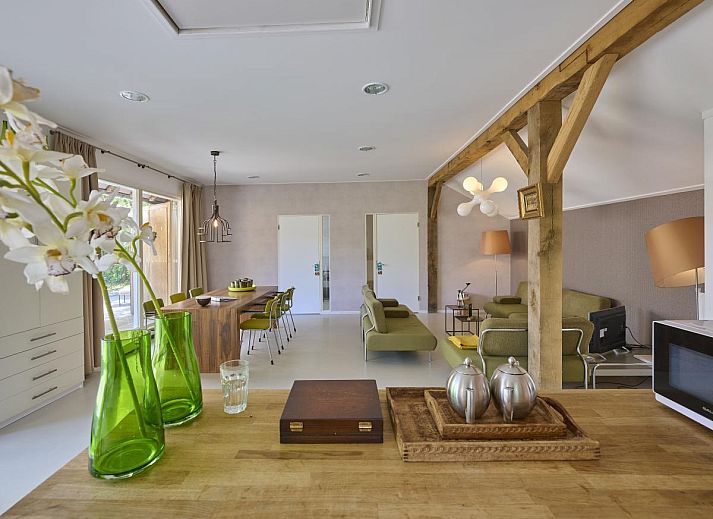 Entspannen Sie sich im Jacuzzi im Design Farmers Barn Twente, Ferienhaus in Haaksbergen, Twente.