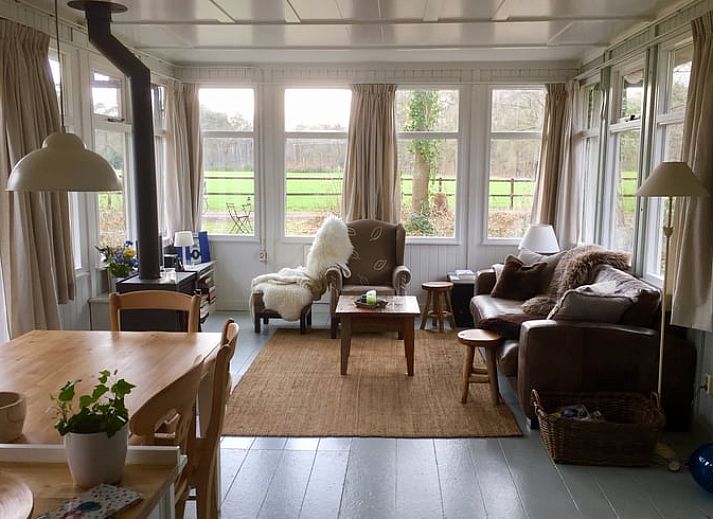 Attraktives Schlafzimmer im Huisje in Haaksbergen, einem Ferienhaus in Twente, Overijssel, mit Blick auf die umliegende Landschaft.