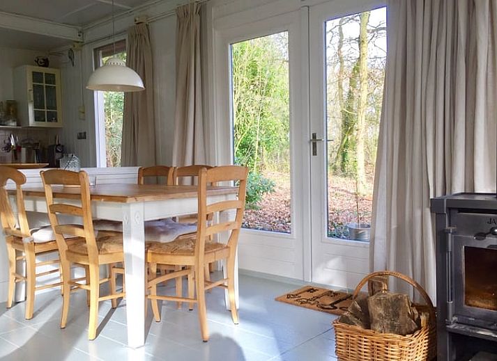 Attraktives Schlafzimmer im Huisje in Haaksbergen, einem Ferienhaus in Twente, Overijssel, mit Blick auf die umliegende Landschaft.