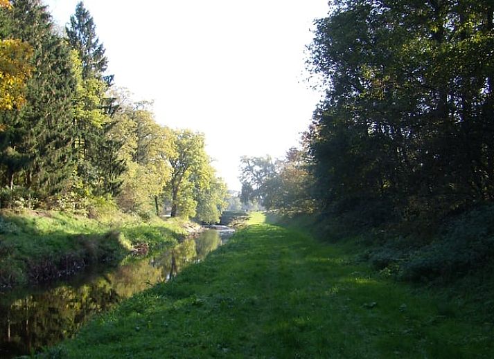 Attraktives Schlafzimmer im Huisje in Haaksbergen, einem Ferienhaus in Twente, Overijssel, mit Blick auf die umliegende Landschaft.