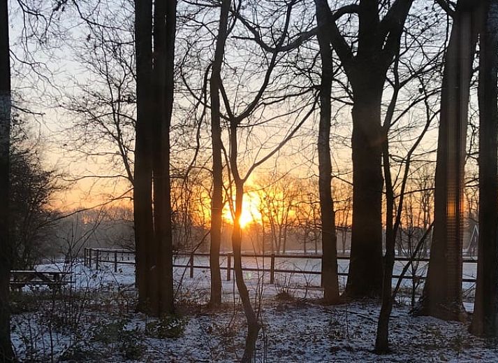 Attraktives Schlafzimmer im Huisje in Haaksbergen, einem Ferienhaus in Twente, Overijssel, mit Blick auf die umliegende Landschaft.