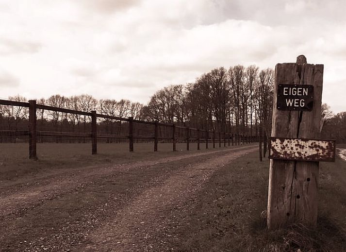 Attraktives Schlafzimmer im Huisje in Haaksbergen, einem Ferienhaus in Twente, Overijssel, mit Blick auf die umliegende Landschaft.