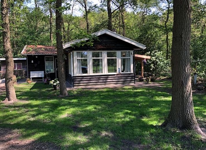 Modernes Badezimmer in Cottage in Haaksbergen, Ferienhaus in Twente, Overijssel mit Waschbecken und natuerlichem Licht durch grosse Fenster.