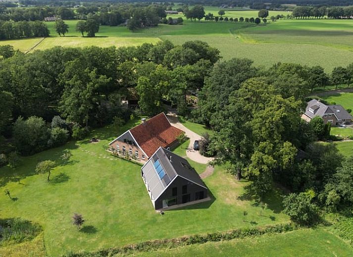 Discover Cottage in Haaksbergen, a cozy vacation home in Twente, Overijssel, surrounded by colorful flowers and green nature.