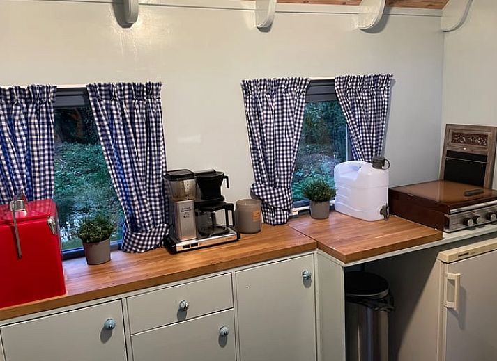 Huisje in Haaksbergen vakantiehuis in Twente, omgeven door groene natuur en terras in Overijssel.