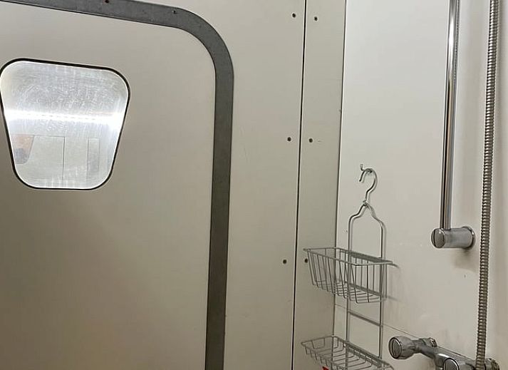 Huisje in Haaksbergen vakantiehuis in Twente, omgeven door groene natuur en terras in Overijssel.