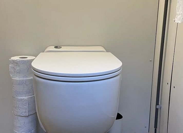 Gezellige keuken in Huisje in Haaksbergen, vakantieverblijf in Twente, Overijssel met uitzicht op de tuin.