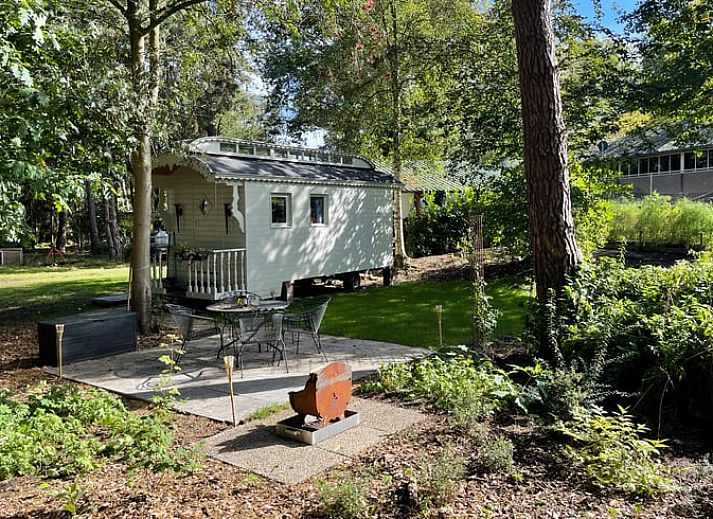 Gezellige keuken in Huisje in Haaksbergen, vakantieverblijf in Twente, Overijssel met uitzicht op de tuin.