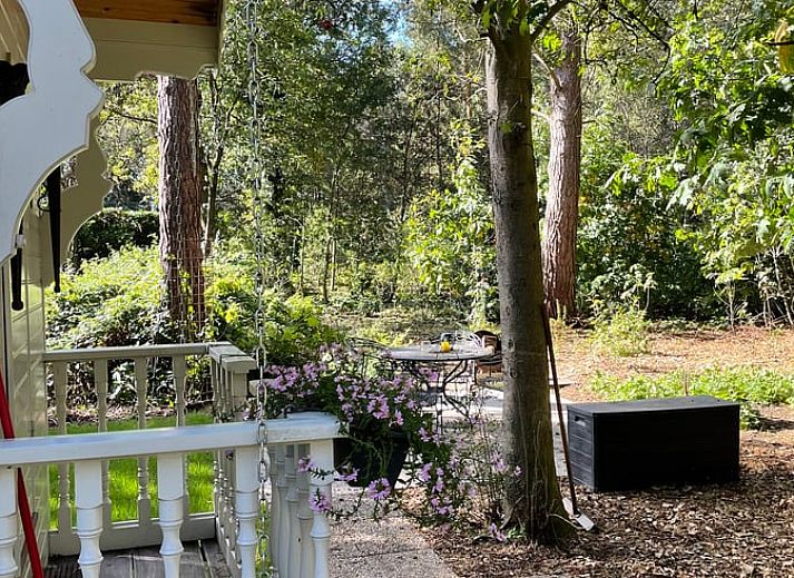 Knusse woonkamer met open haard in Huisje in Haaksbergen, vakantiehuis in Twente, Overijssel.