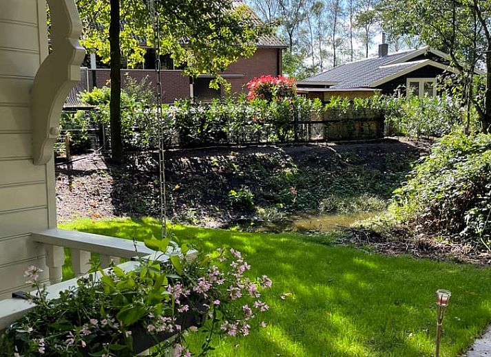 Knusse woonkamer met open haard in Huisje in Haaksbergen, vakantiehuis in Twente, Overijssel.