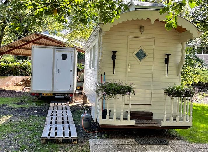 Knusse woonkamer met open haard in Huisje in Haaksbergen, vakantiehuis in Twente, Overijssel.